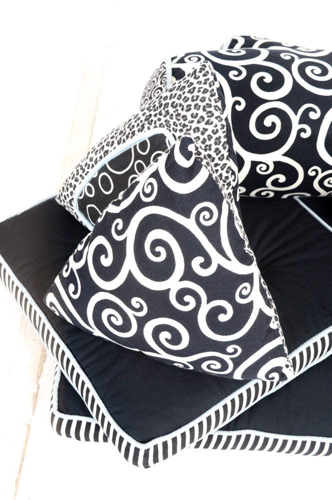 Black and White Throw Pillow Set