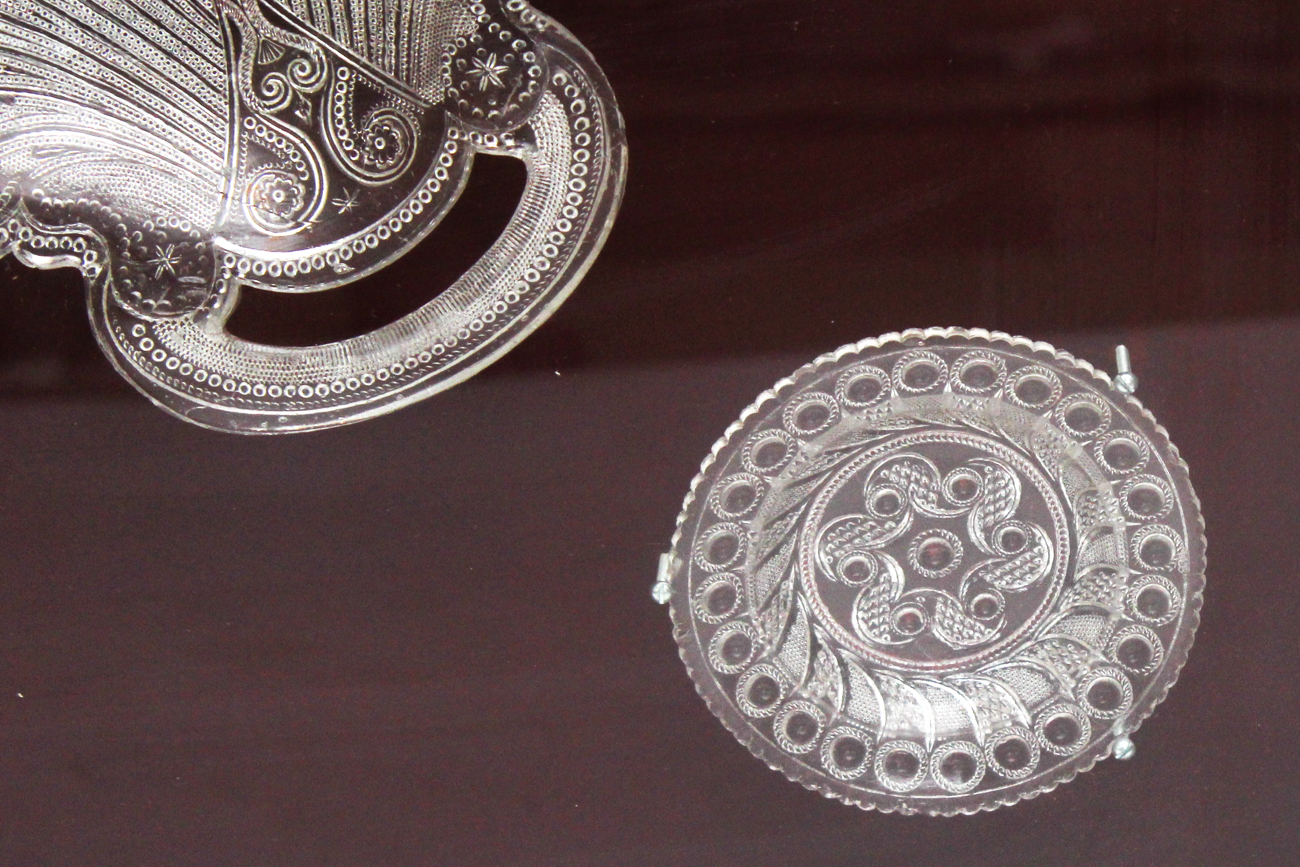 Lacy Glass Shell-form Dish By Sandwich Glass With Peacock Eye Sauce Plates