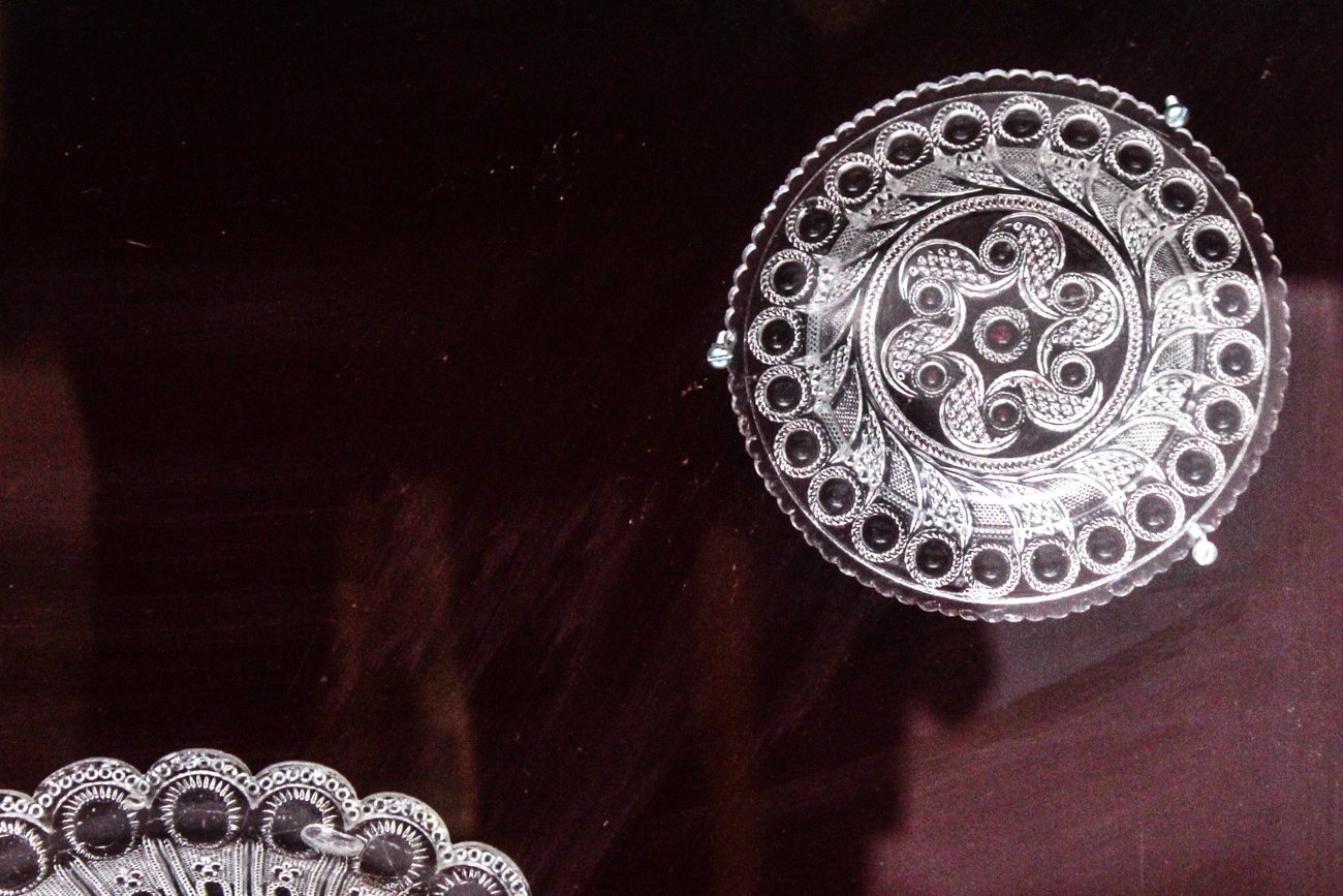 Lacy Glass Shell-form Dish By Sandwich Glass With Peacock Eye Sauce Plates