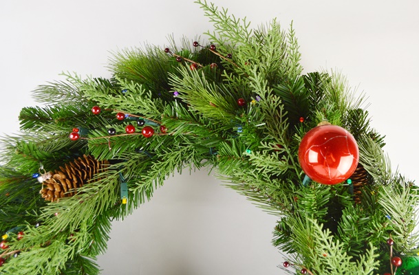 Faux Evergreen Wreath With Bulbs