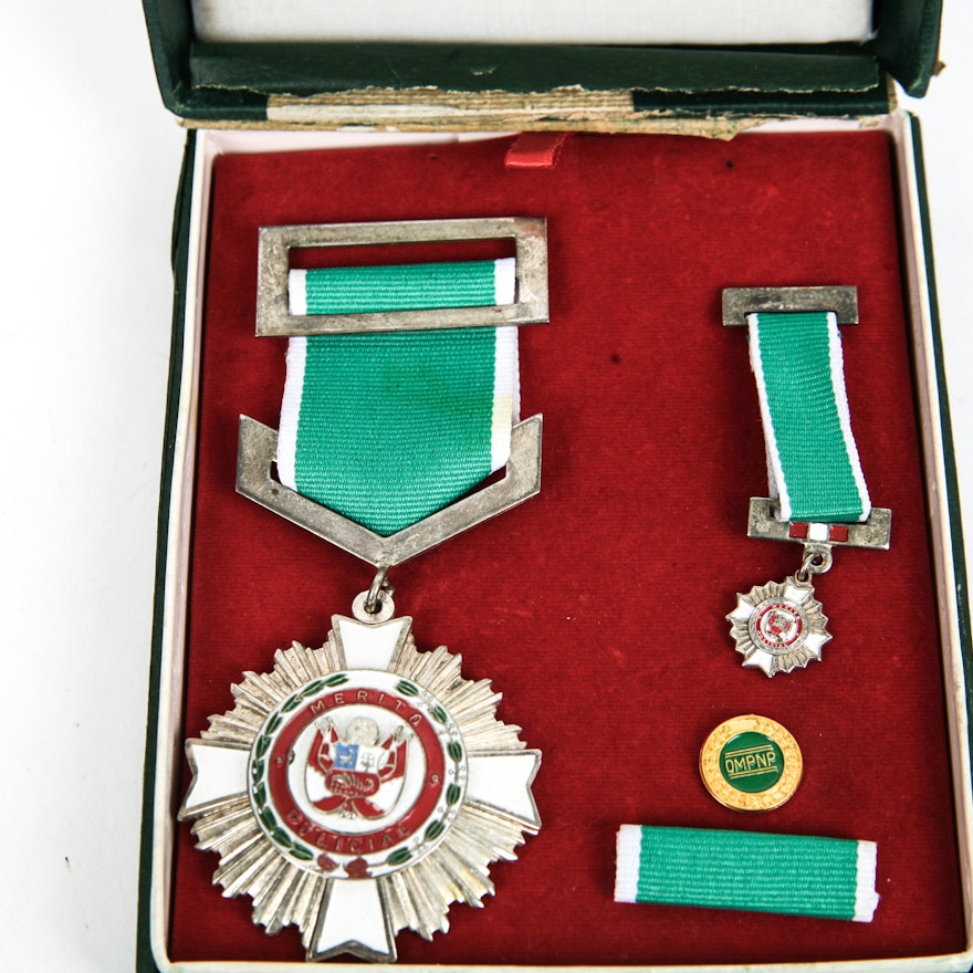 Peruvian "Merito Policial" Medal Set in Case