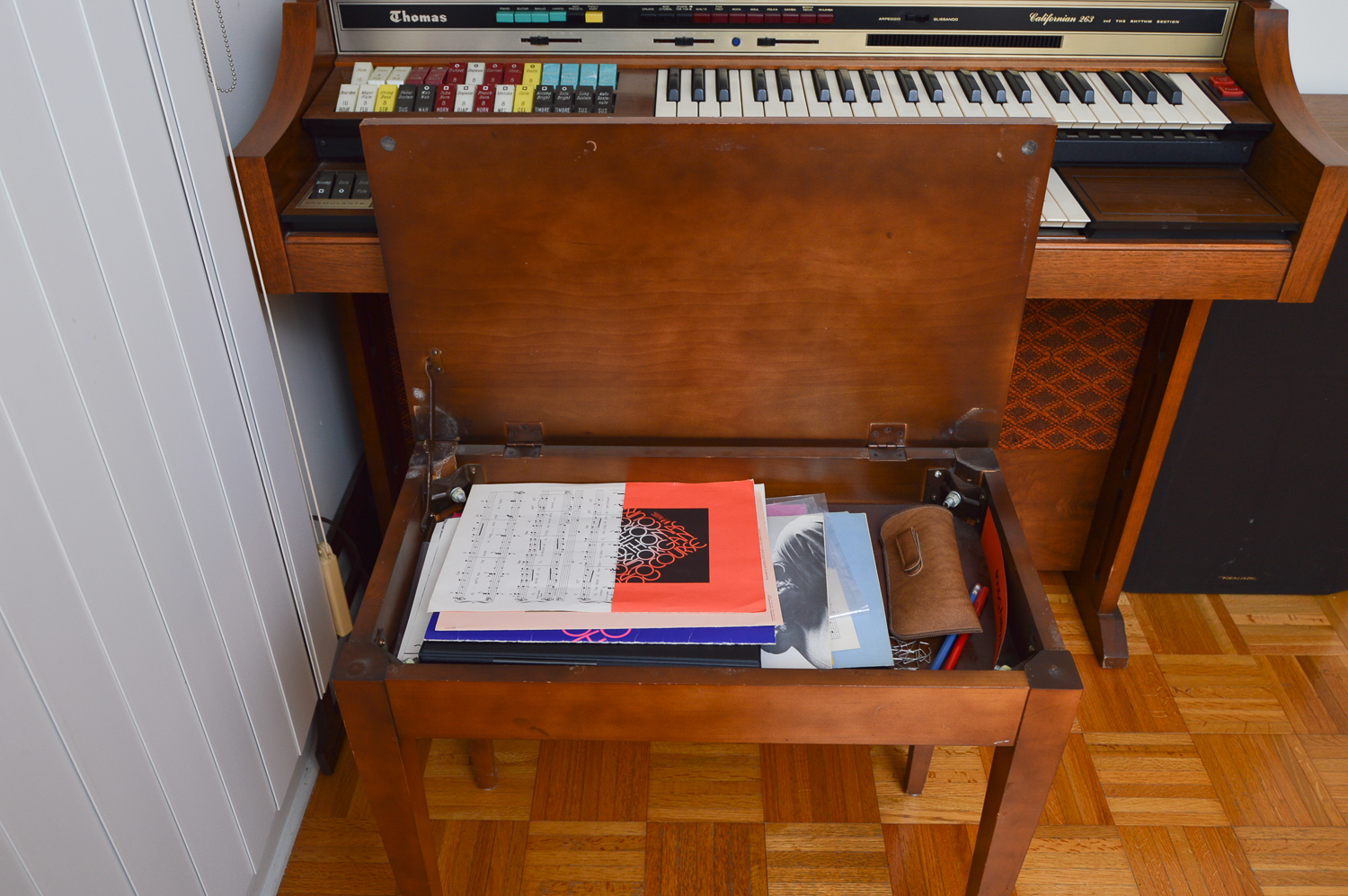 Thomas Californian 263 Electric Organ, Bench and Realistic Speakers