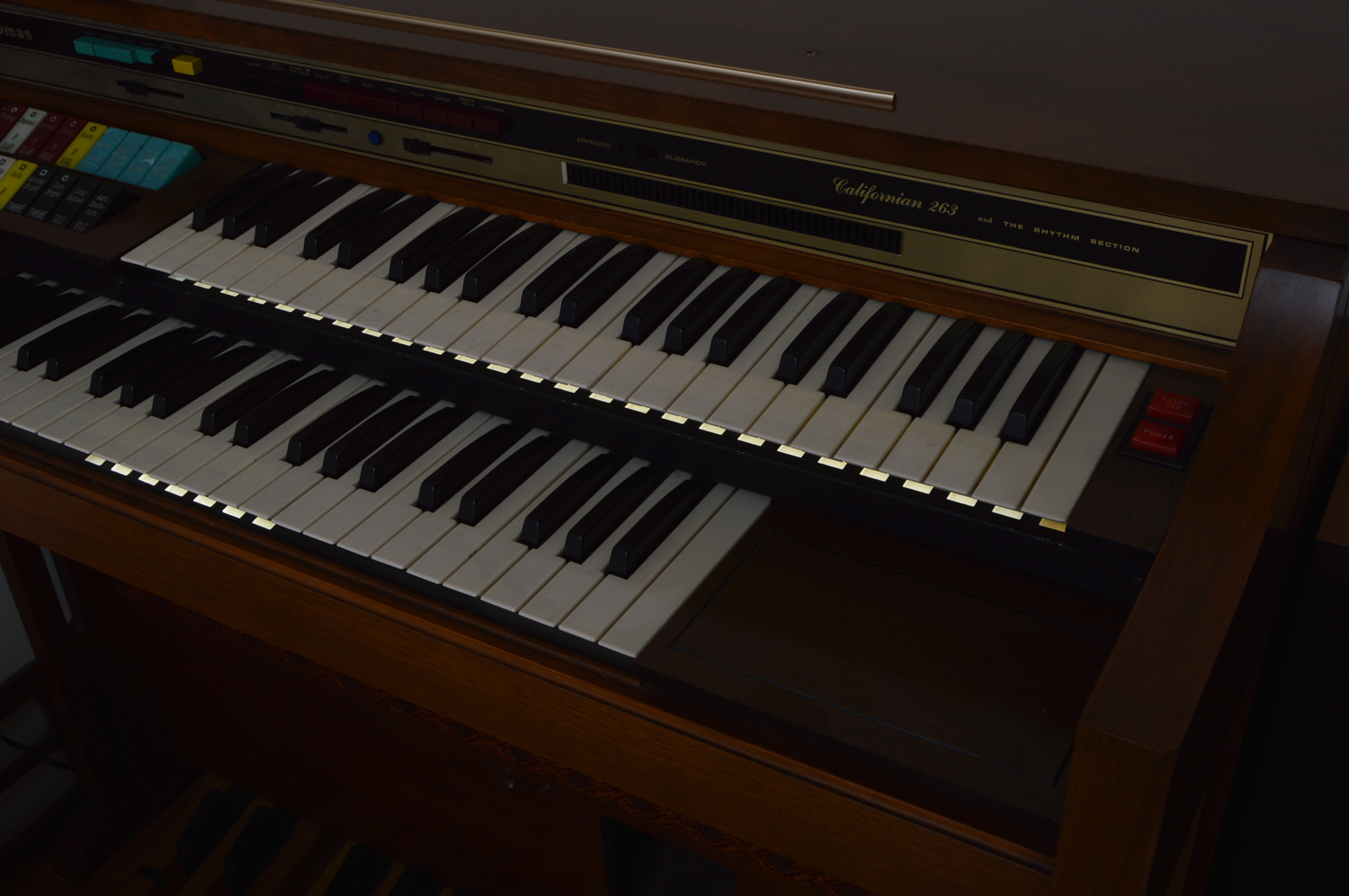 Thomas Californian 263 Electric Organ, Bench and Realistic Speakers