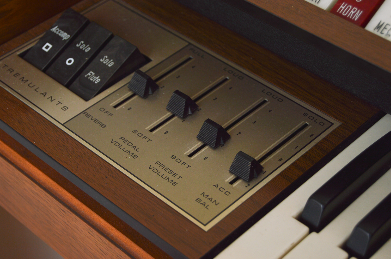 Thomas Californian 263 Electric Organ, Bench and Realistic Speakers