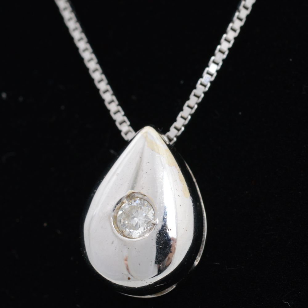 18K White Gold Diamond Pendant Necklace