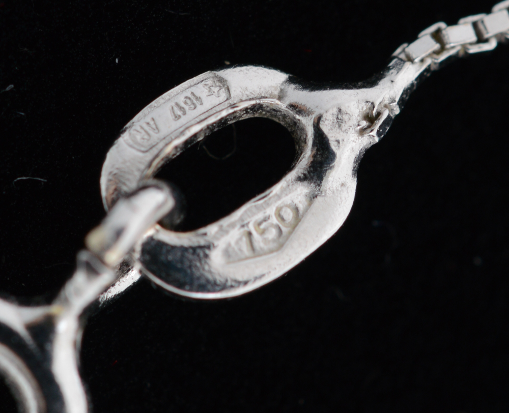 18K White Gold Diamond Pendant Necklace