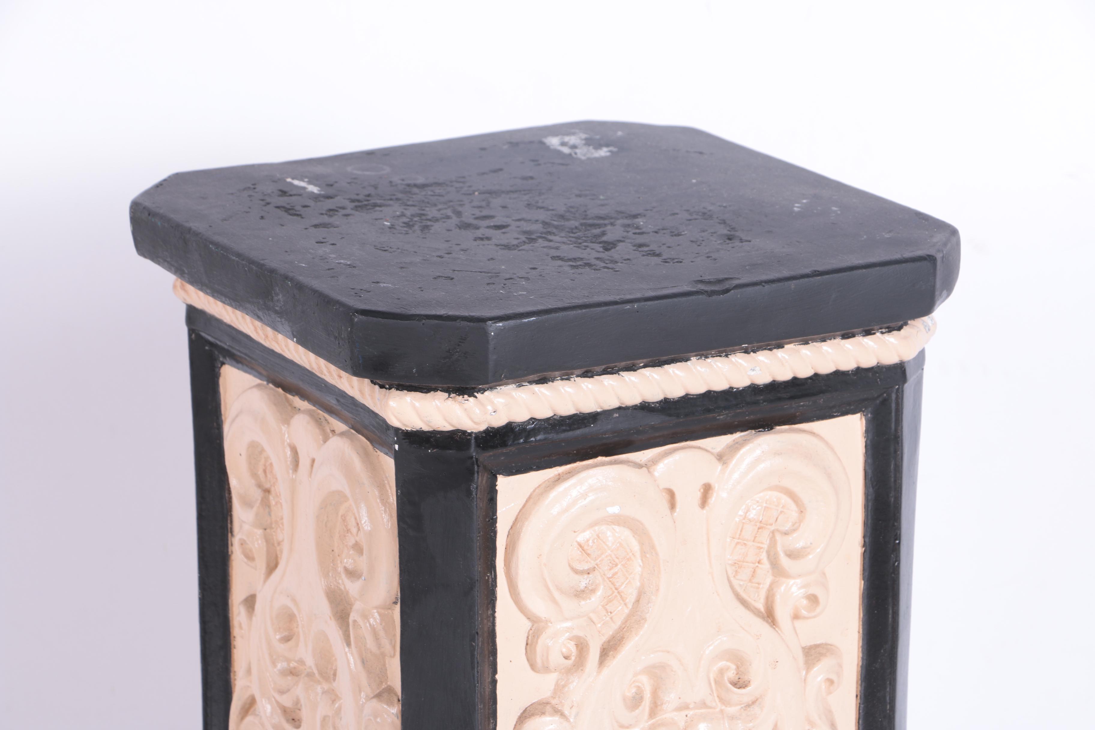 Ceramic Display Pillar