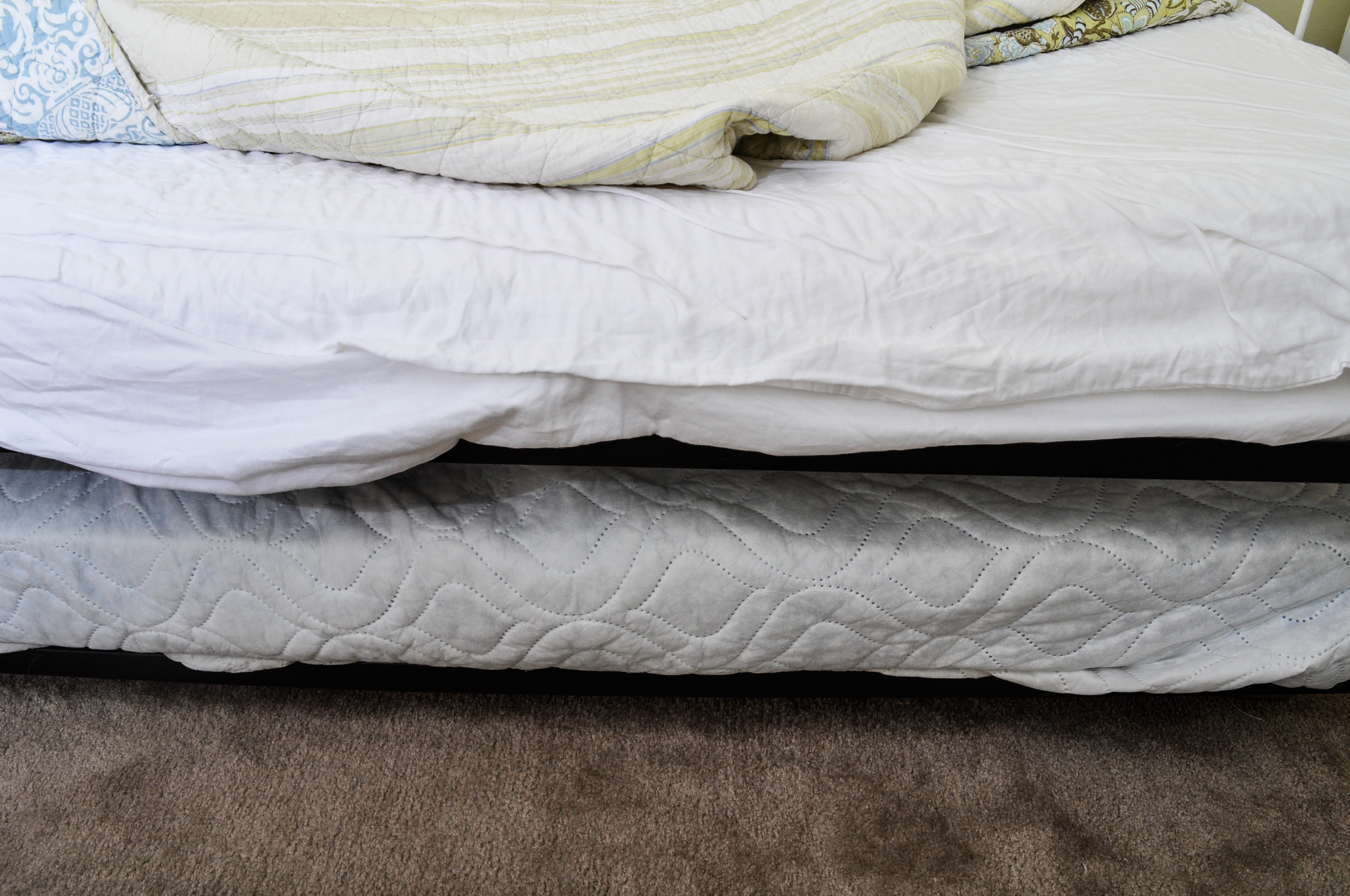 White Metal Day Bed with Trundle