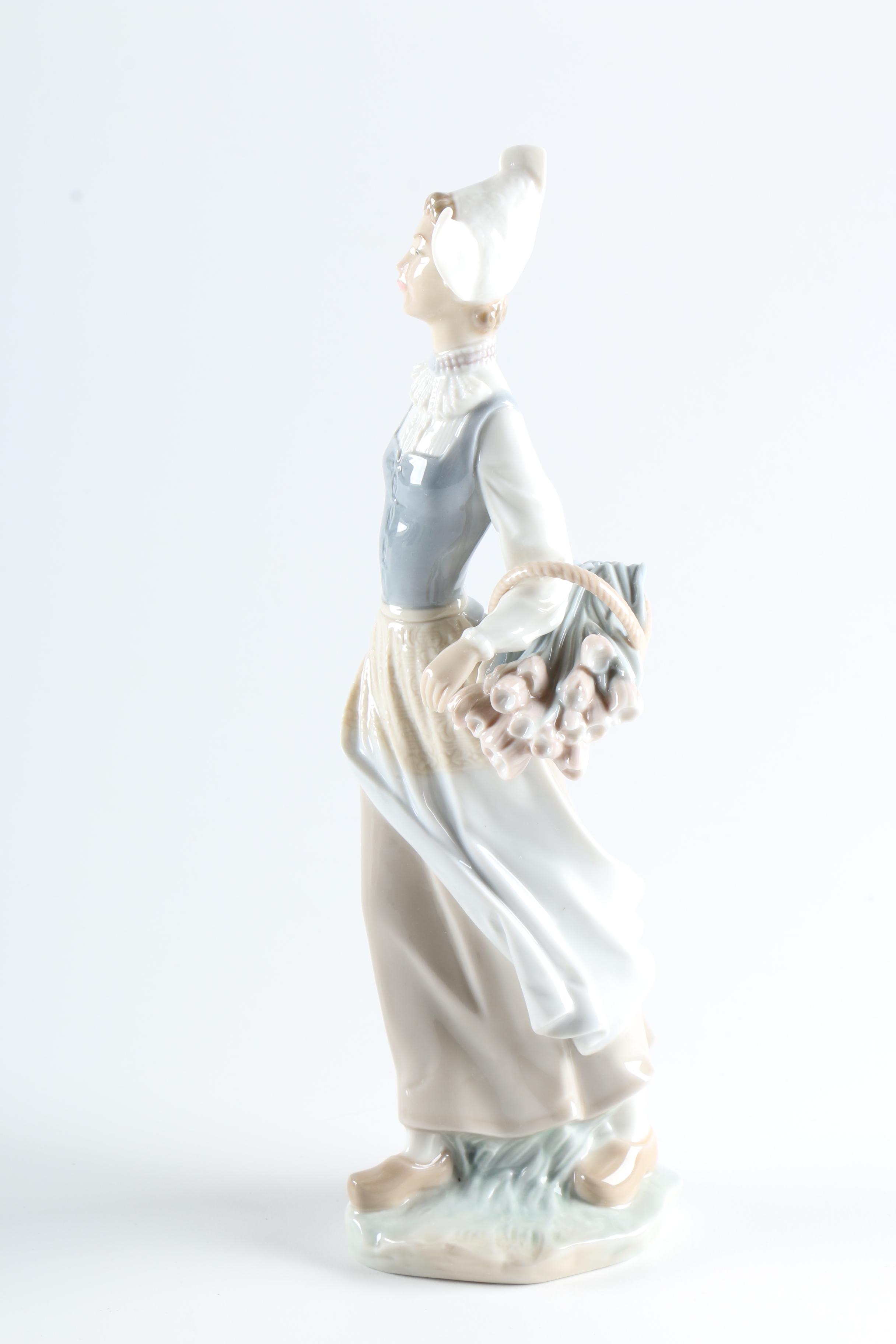 Lladro "Genteel Dutch Girl With Tulips"  Porcelain Figure