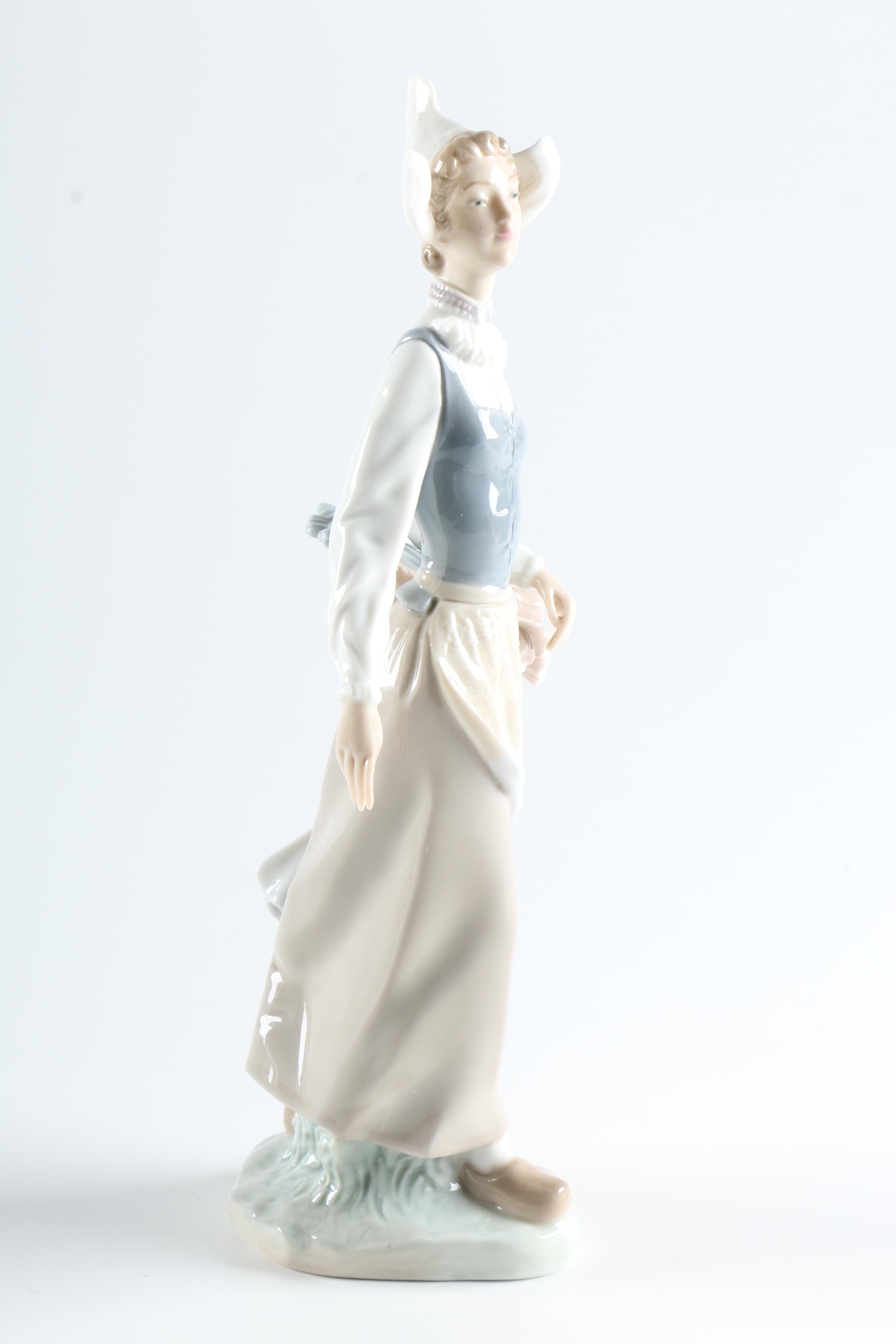 Lladro "Genteel Dutch Girl With Tulips"  Porcelain Figure