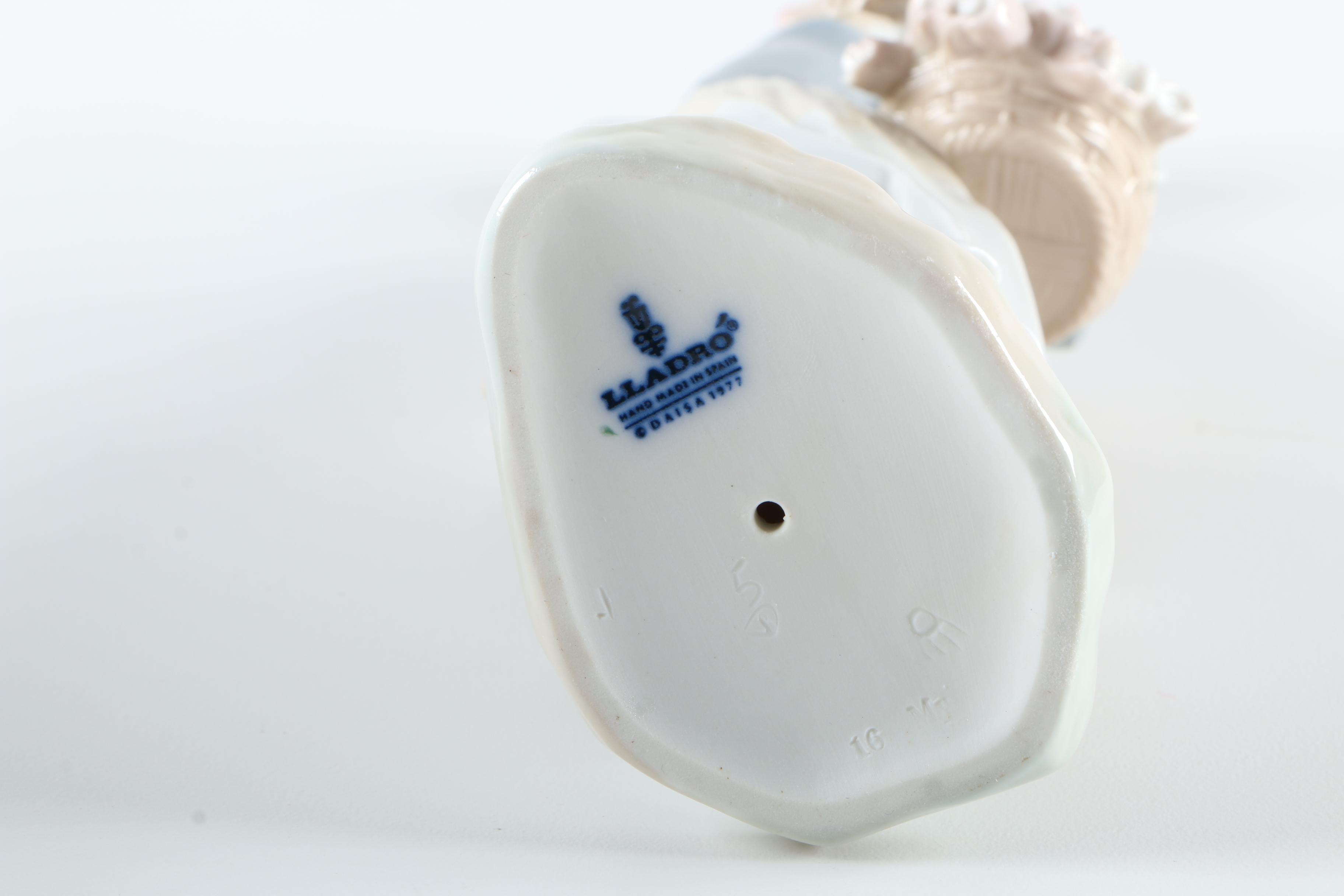 Lladro "Genteel Dutch Girl With Tulips"  Porcelain Figure