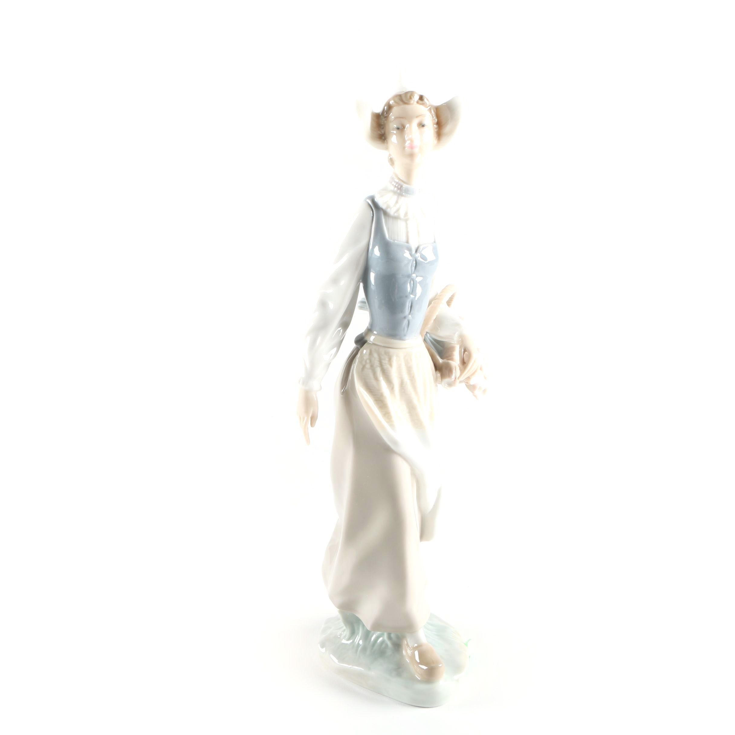 Lladro "Genteel Dutch Girl With Tulips"  Porcelain Figure