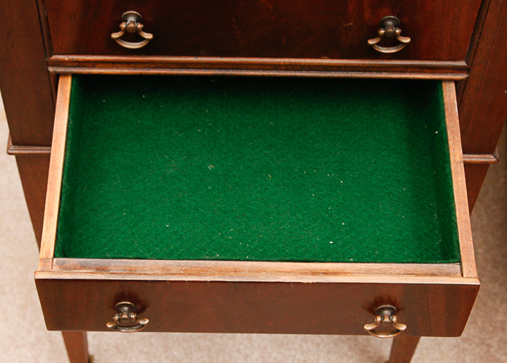 Vintage Federal Style Mahogany Side Table