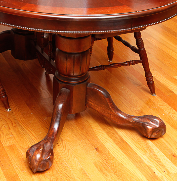 Vintage Queen Anne Style Dining Table with Chairs