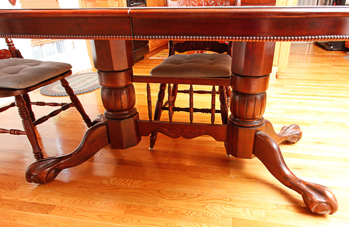 Vintage Queen Anne Style Dining Table with Chairs