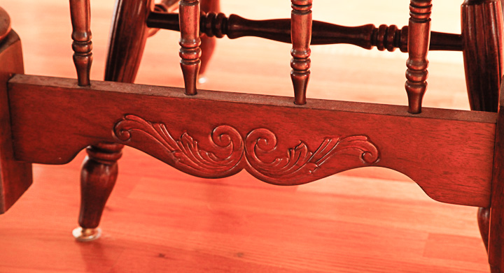 Vintage Queen Anne Style Dining Table with Chairs