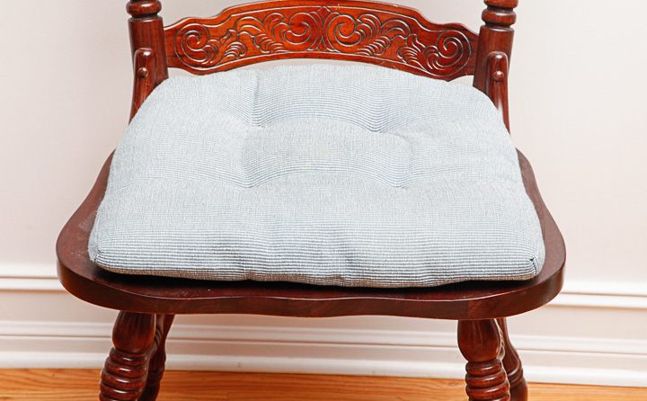 Vintage Queen Anne Style Dining Table with Chairs