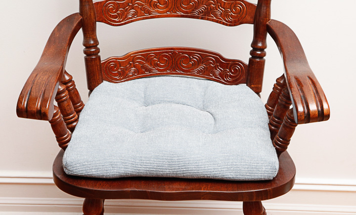 Vintage Queen Anne Style Dining Table with Chairs