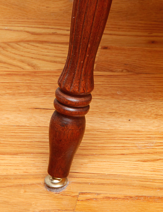 Vintage Queen Anne Style Dining Table with Chairs