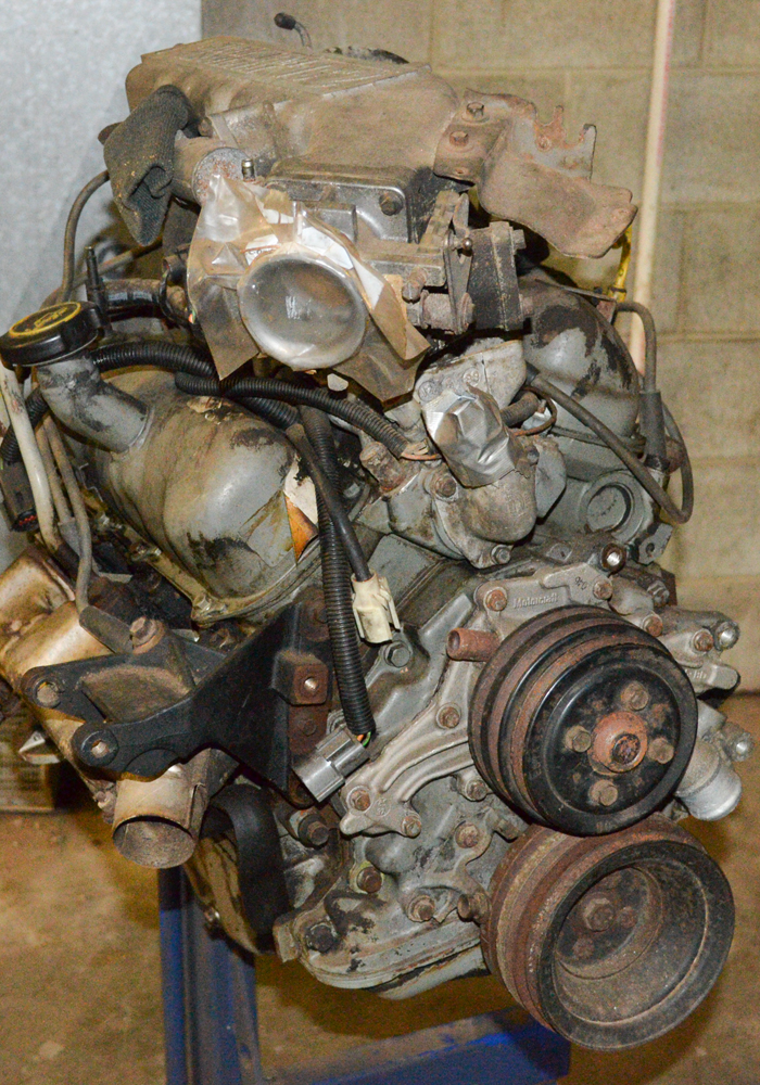 2.9 Liter V6 Ford Electronic Fuel Injection Engine and Stand