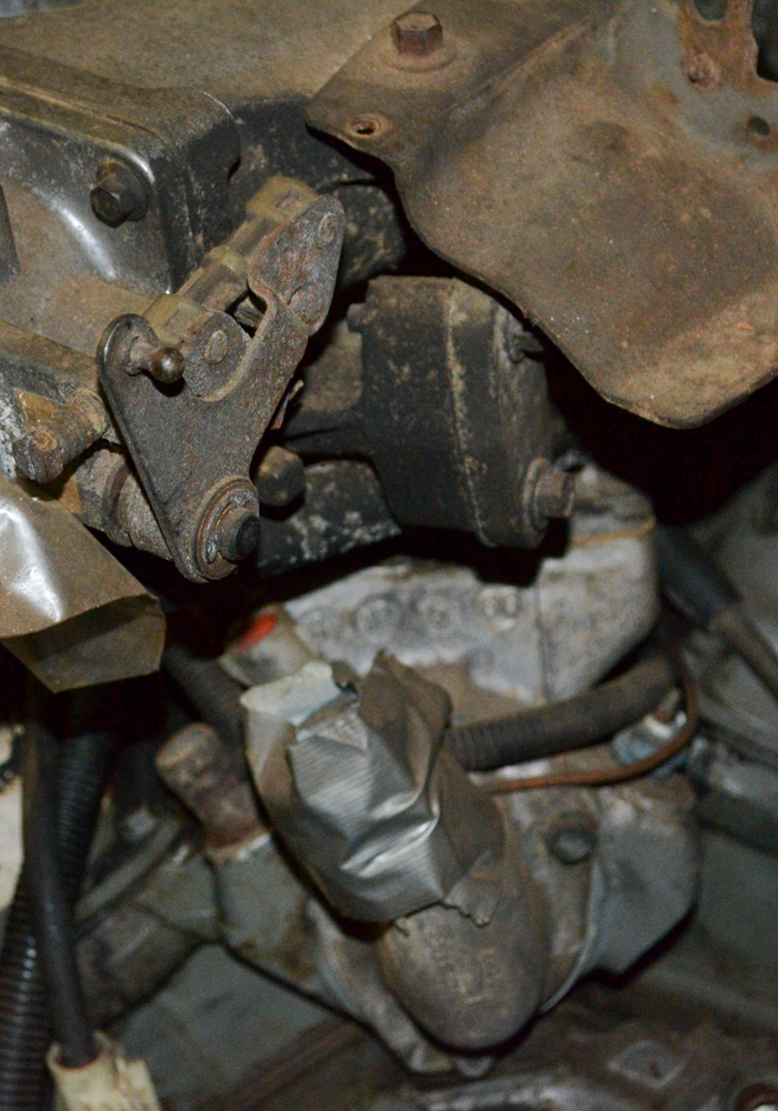 2.9 Liter V6 Ford Electronic Fuel Injection Engine and Stand