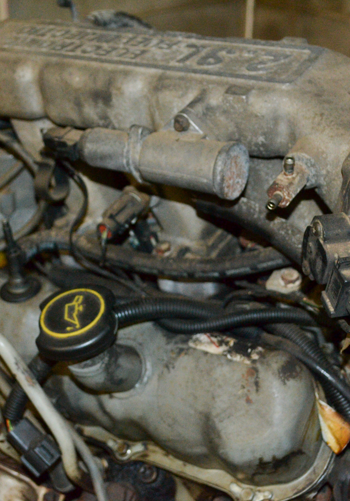 2.9 Liter V6 Ford Electronic Fuel Injection Engine and Stand