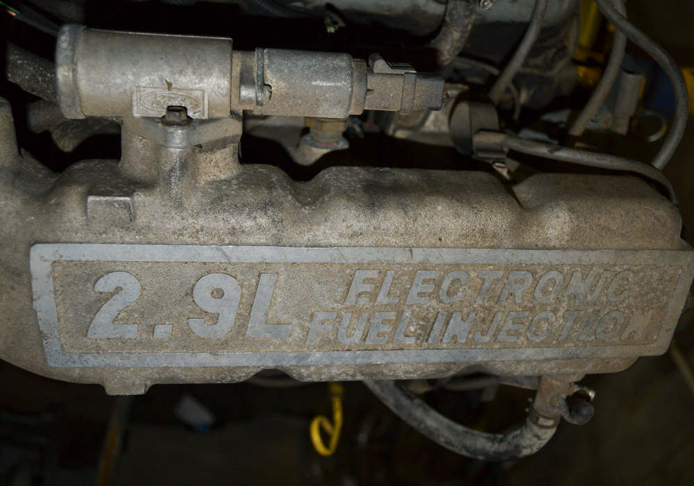 2.9 Liter V6 Ford Electronic Fuel Injection Engine and Stand