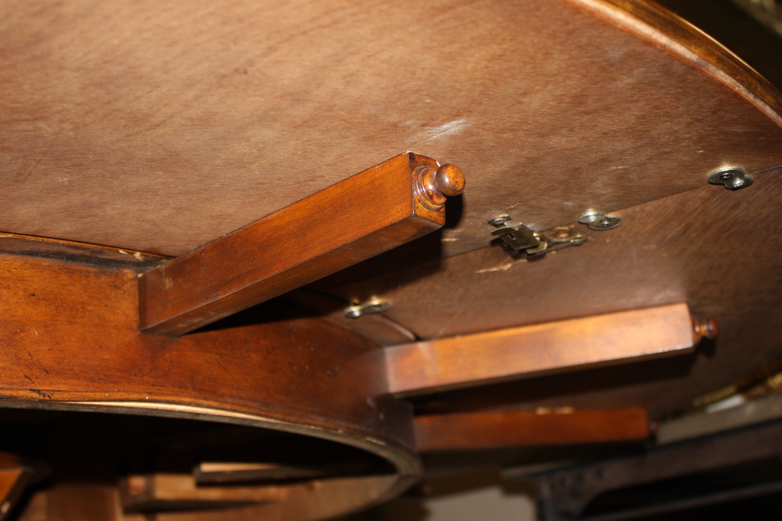 Round Pedestal Dining Table