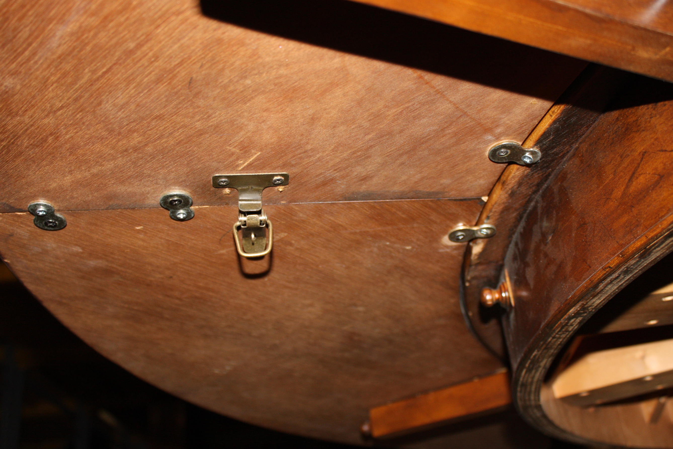 Round Pedestal Dining Table