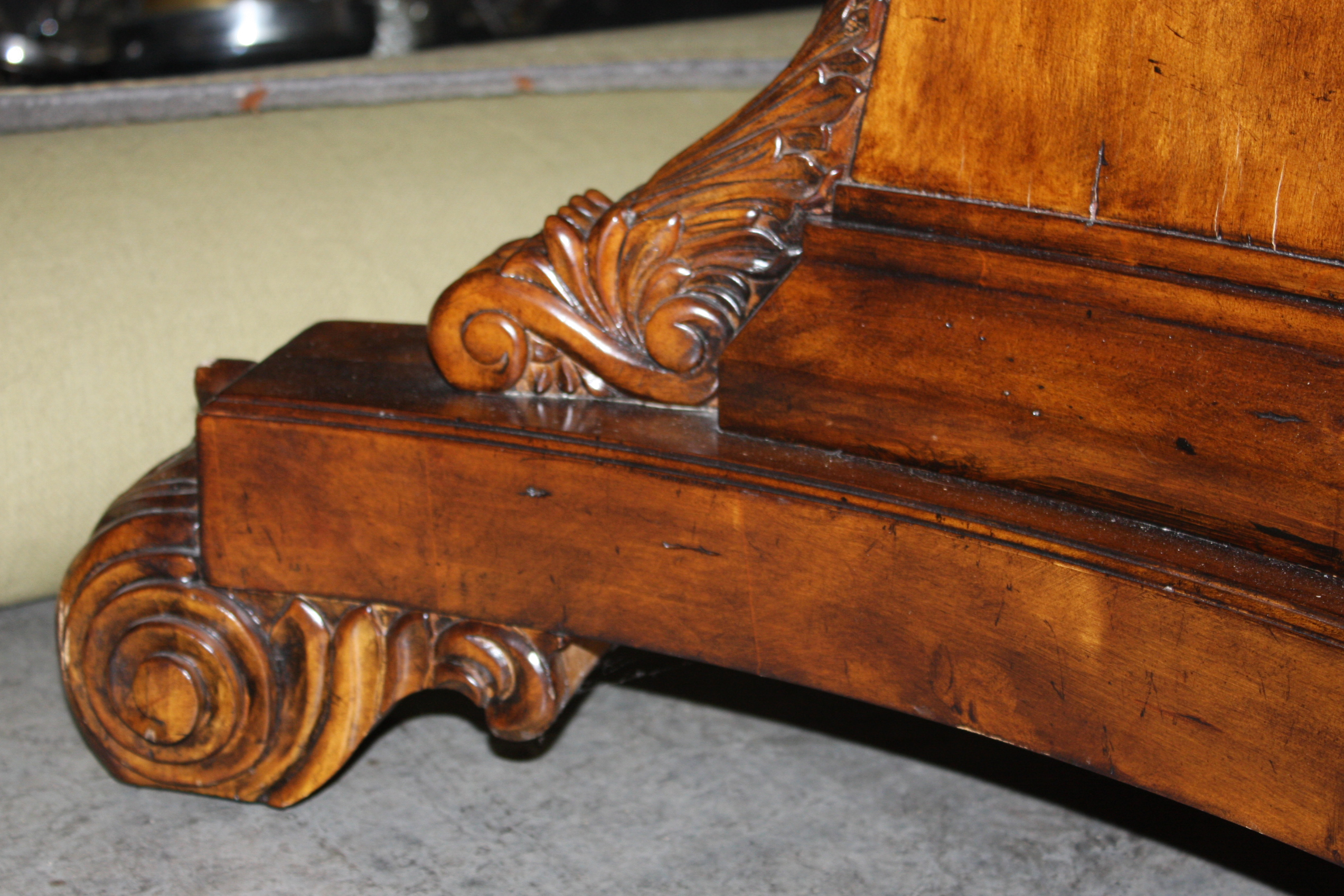 Round Pedestal Dining Table