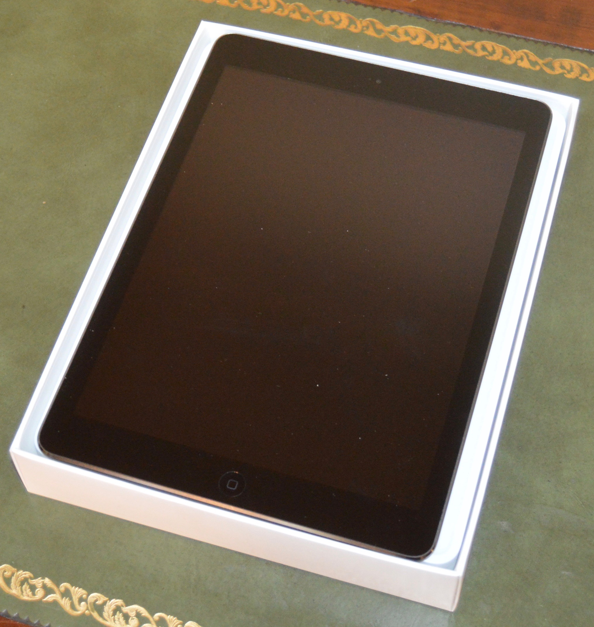 Apple iPad 2 Tablet with Protective Case