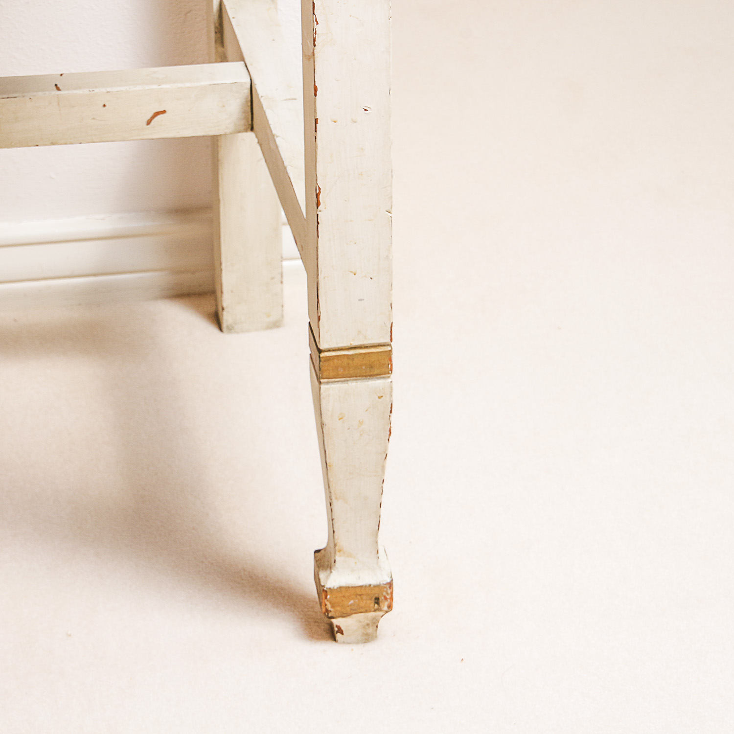 Neoclassical Style Vanity Table with Mirror