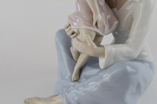 Lladró "Mommy's Little Girl" Porcelain Figurine