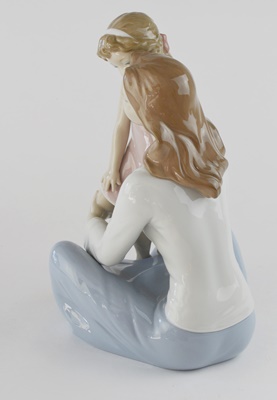 Lladró "Mommy's Little Girl" Porcelain Figurine