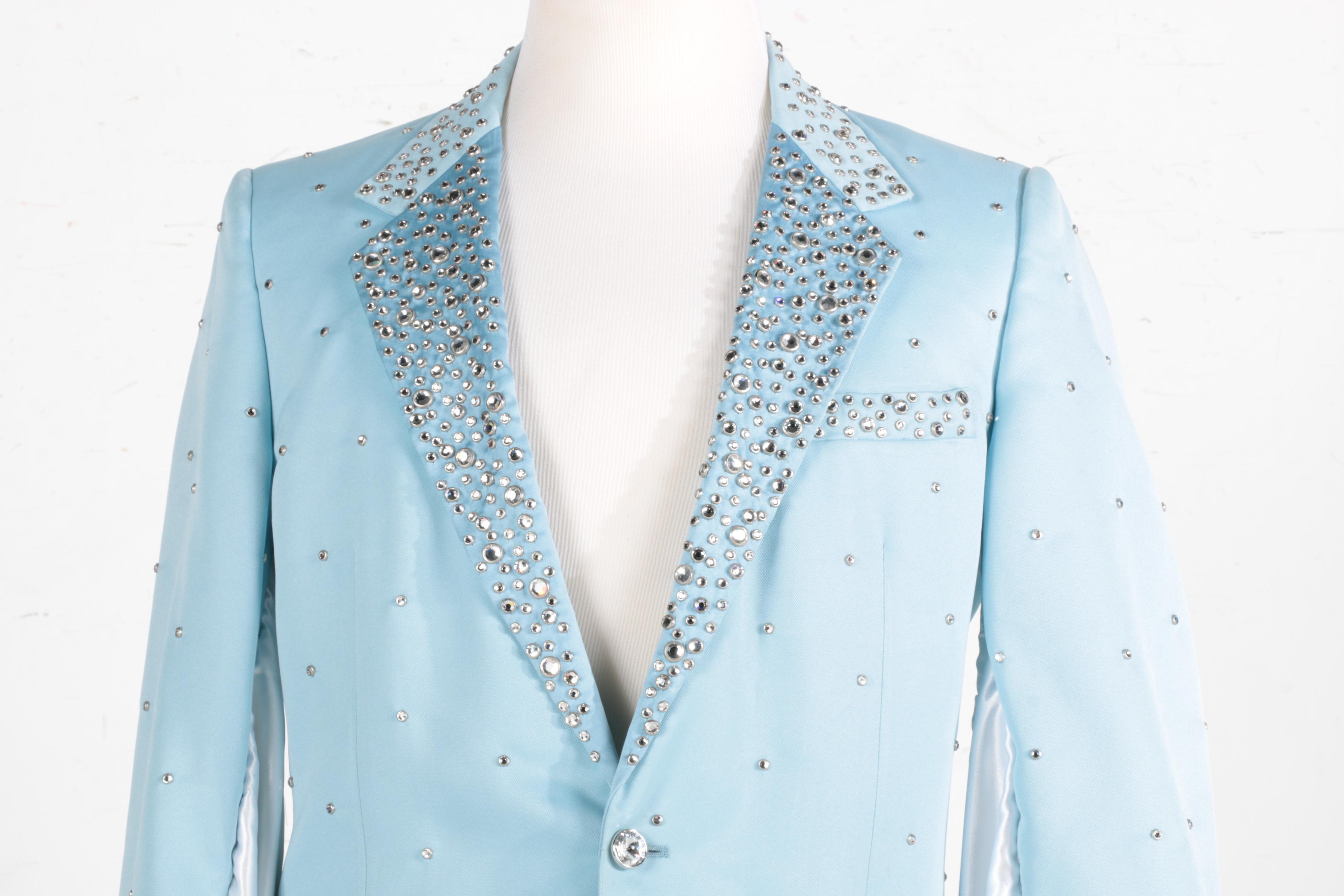 "Vote 4 David" Suit Given to David Arquette on "The Ellen DeGeneres Show"