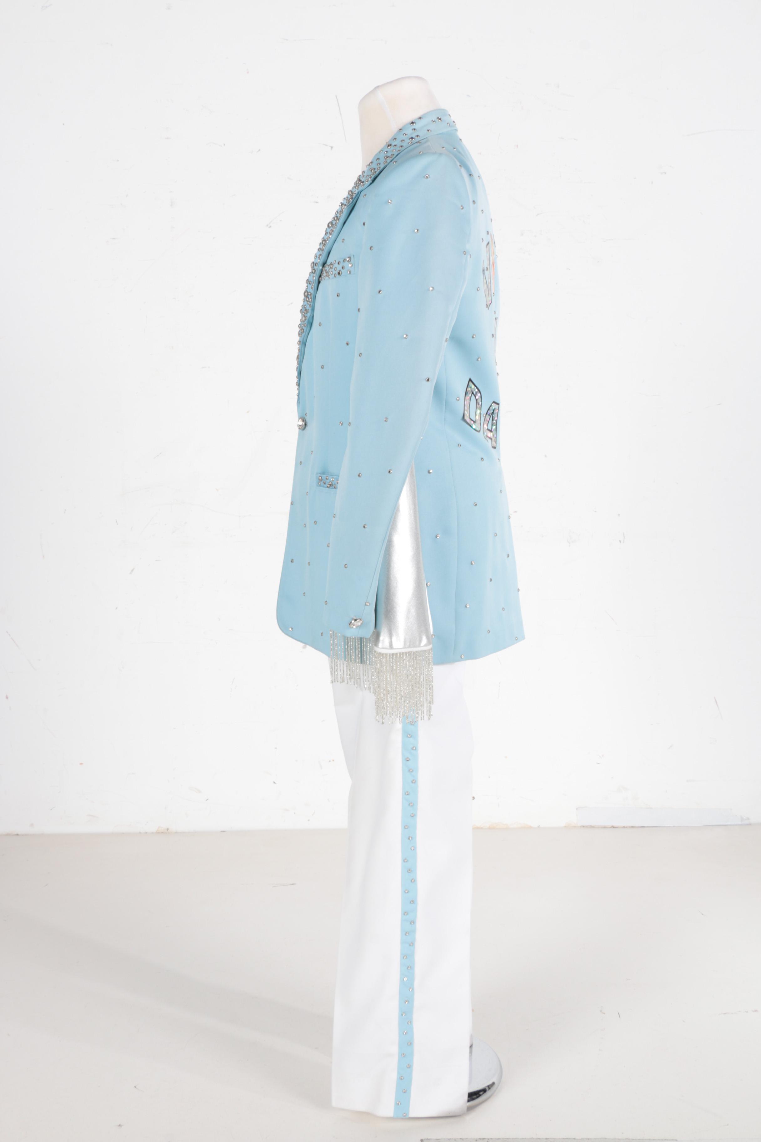 "Vote 4 David" Suit Given to David Arquette on "The Ellen DeGeneres Show"