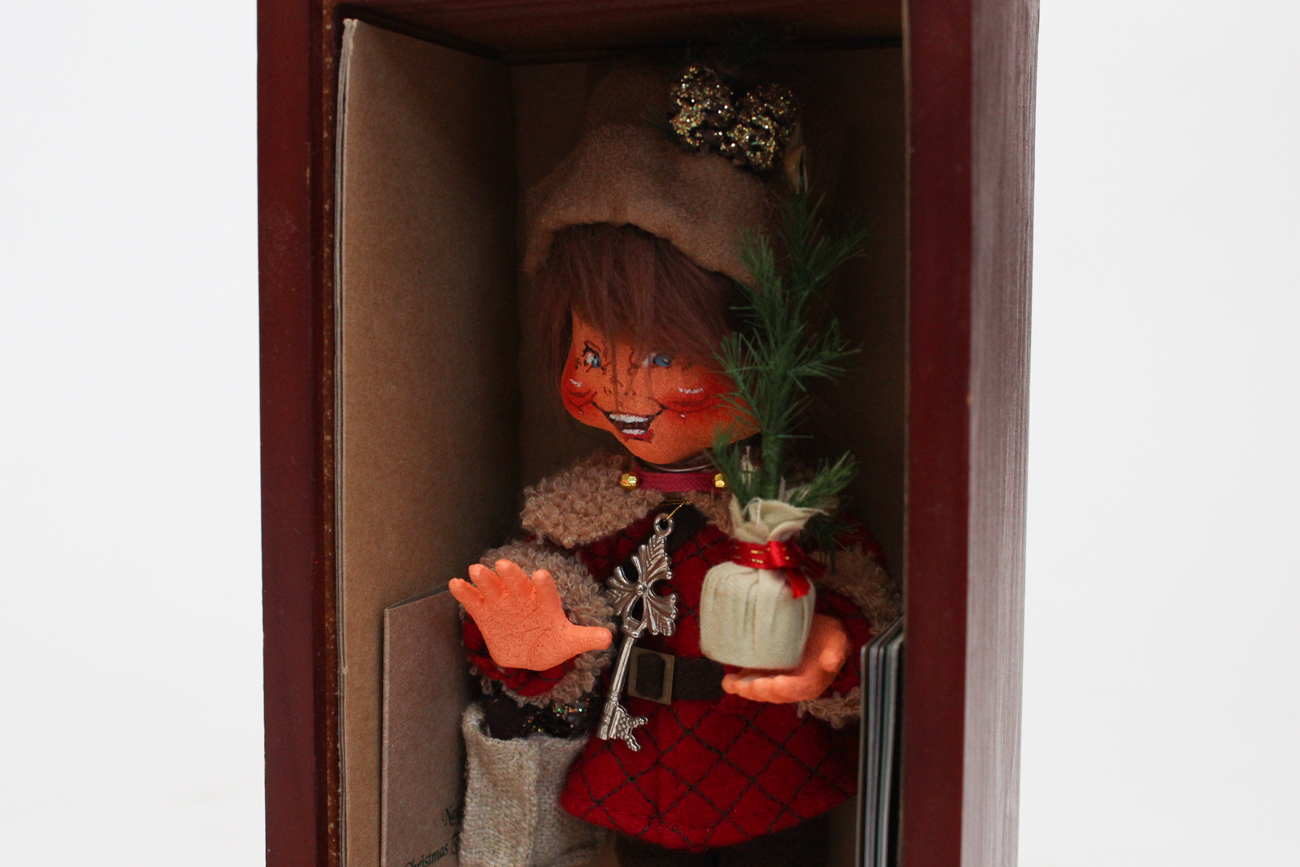 Pair of Annalee Thimble Dolls