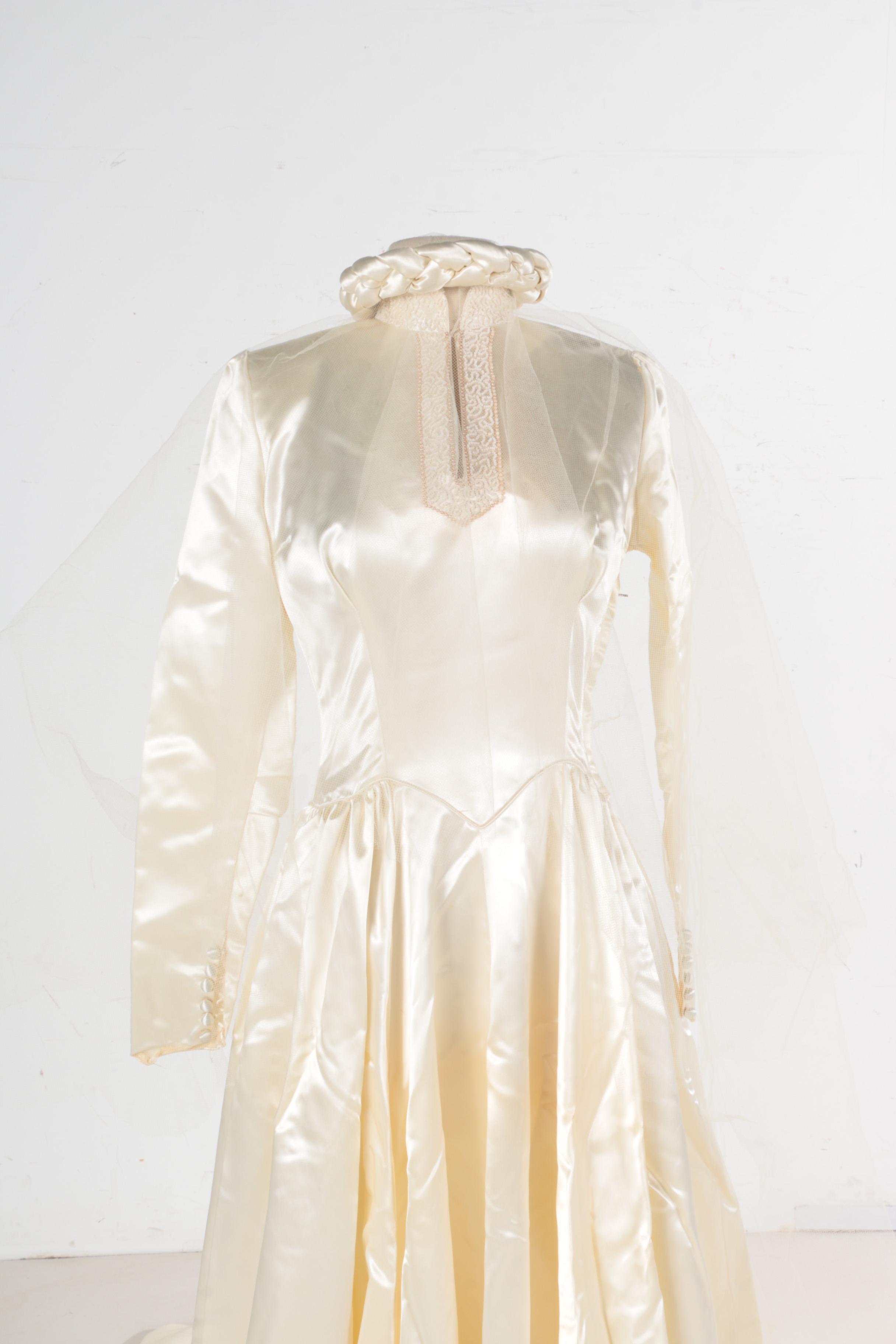 Vintage Wedding Gown with Accessories