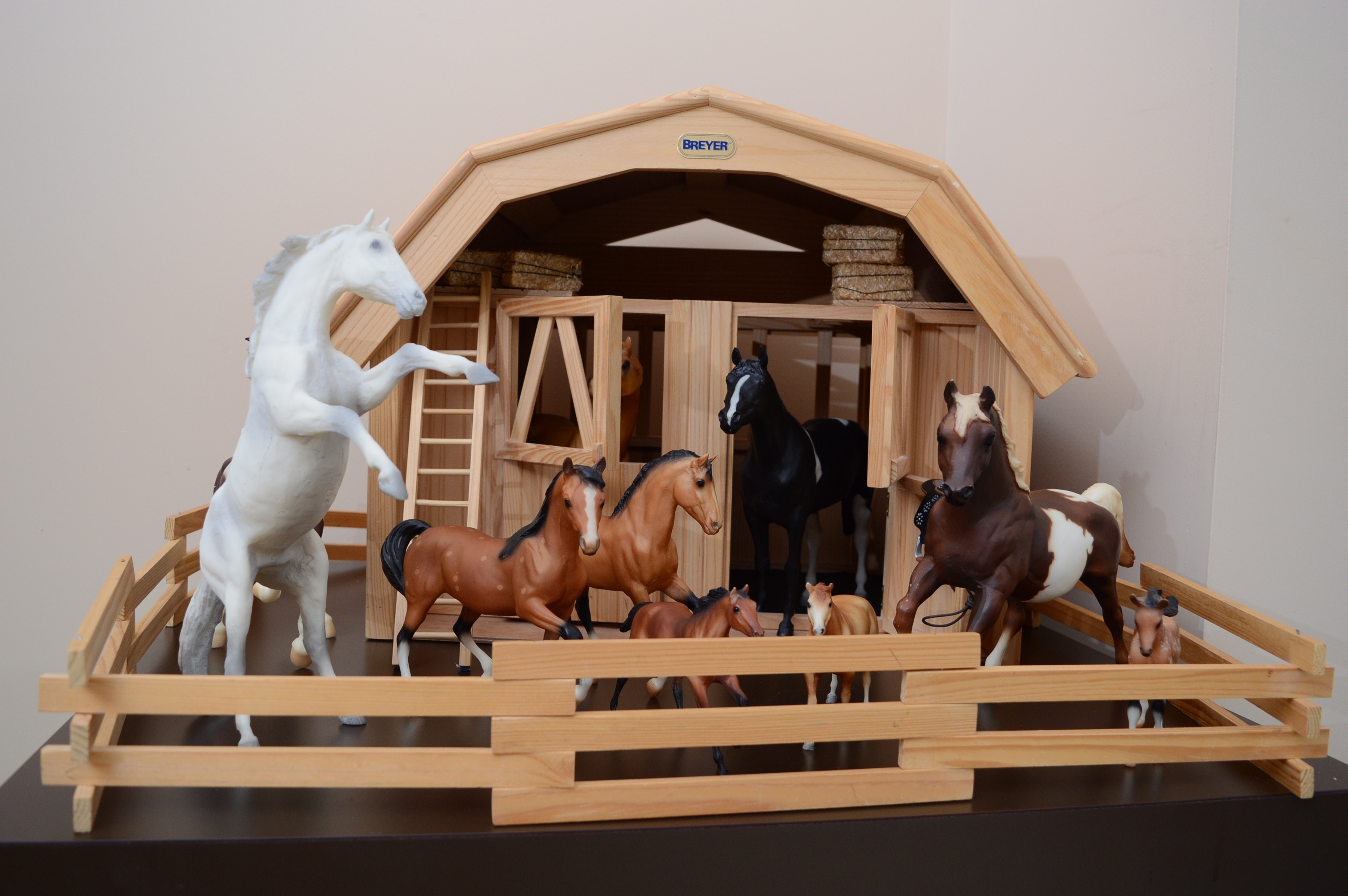 Breyer Wood Barn and Horses