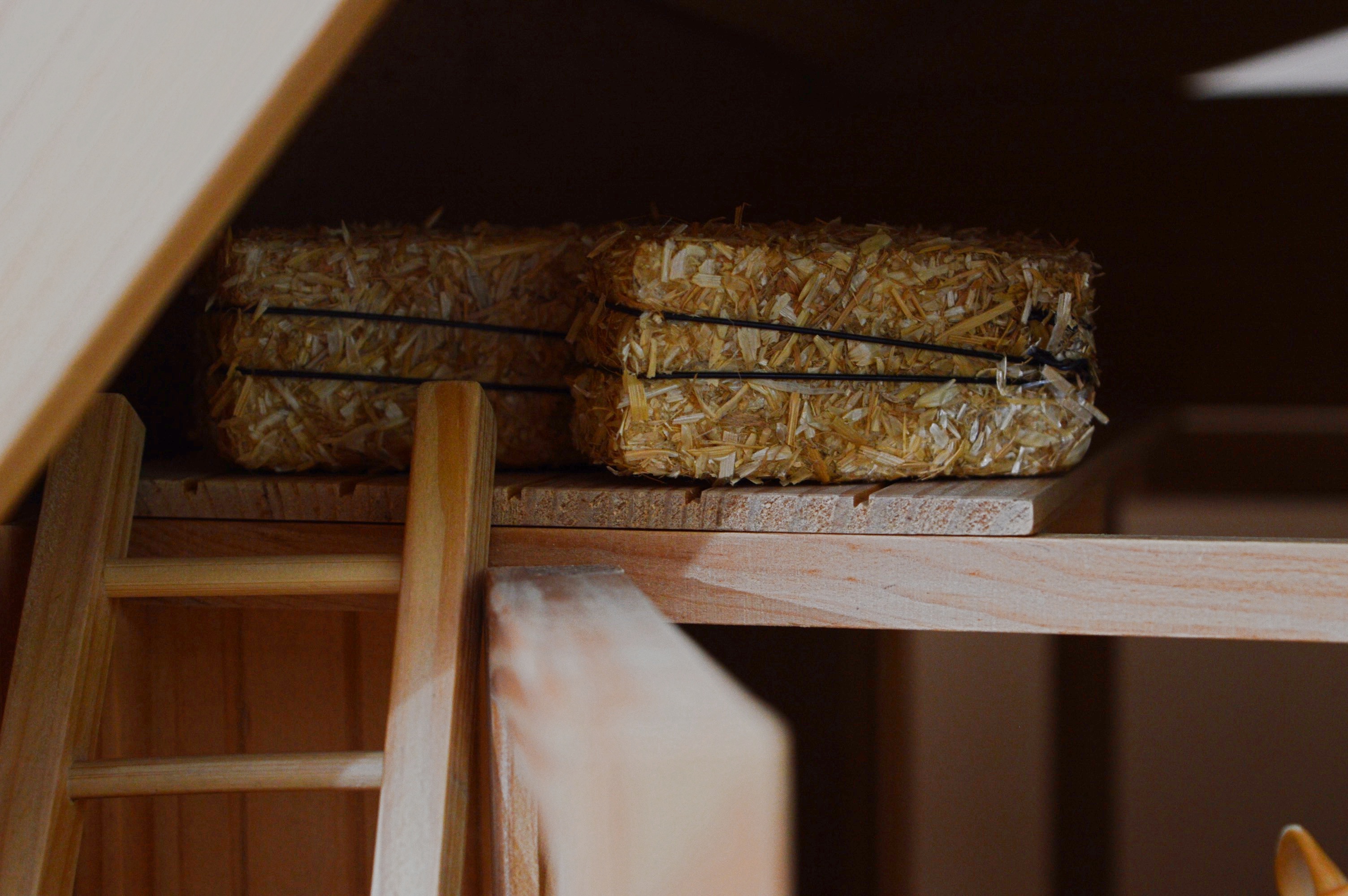 Breyer Wood Barn and Horses