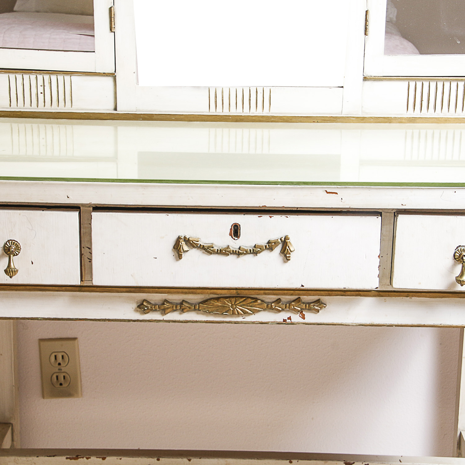 Neoclassical Style Vanity Table with Mirror