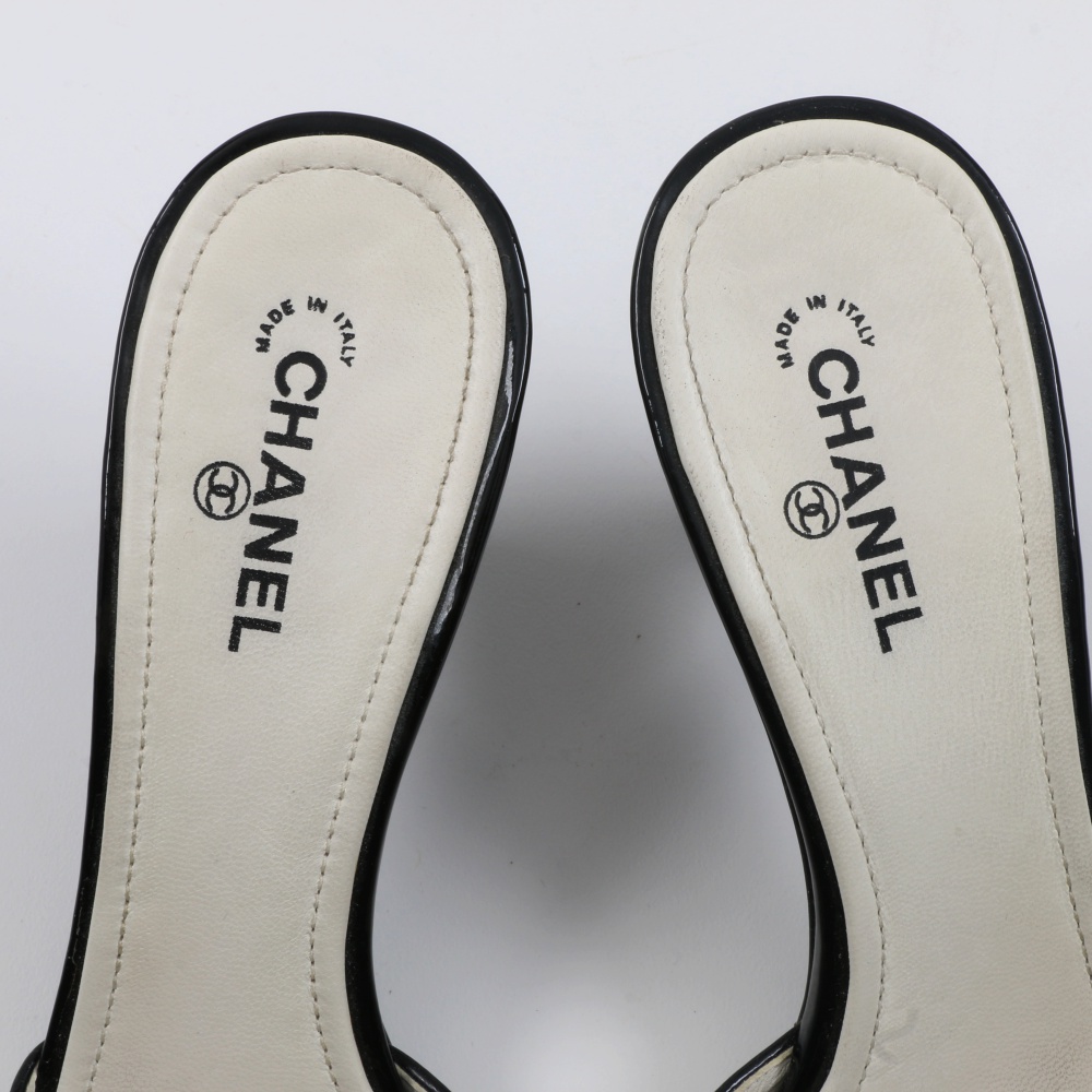 "Chanel" Blanc et Noir Quilted Mules with Rosettes