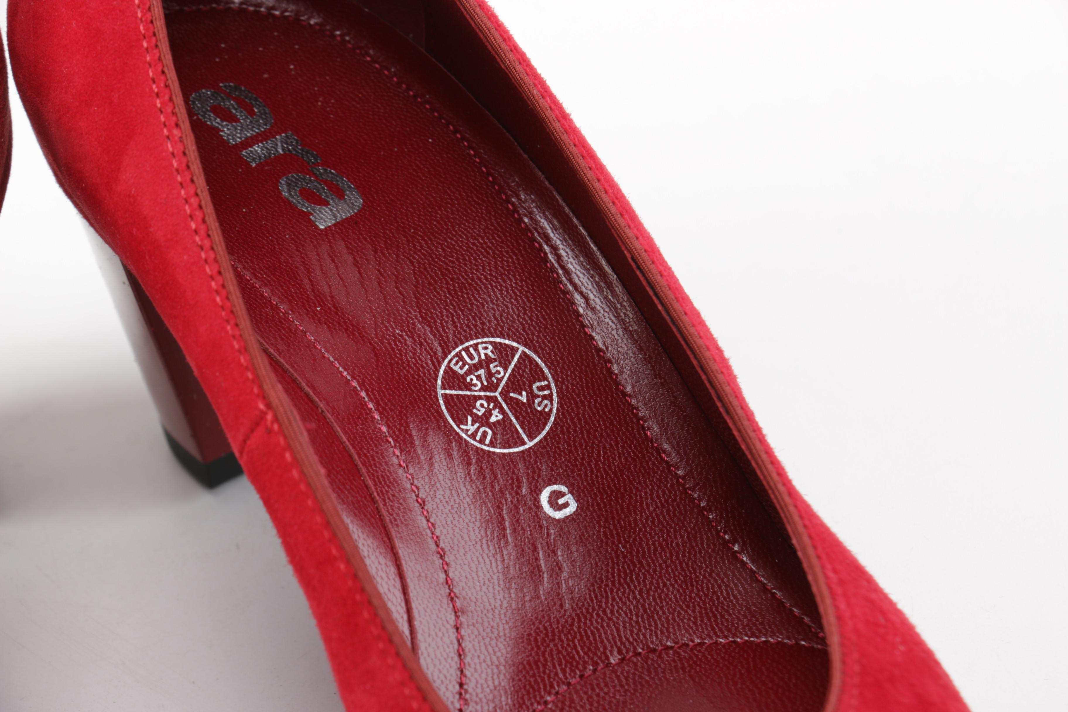 Sacha London and Ara Heels