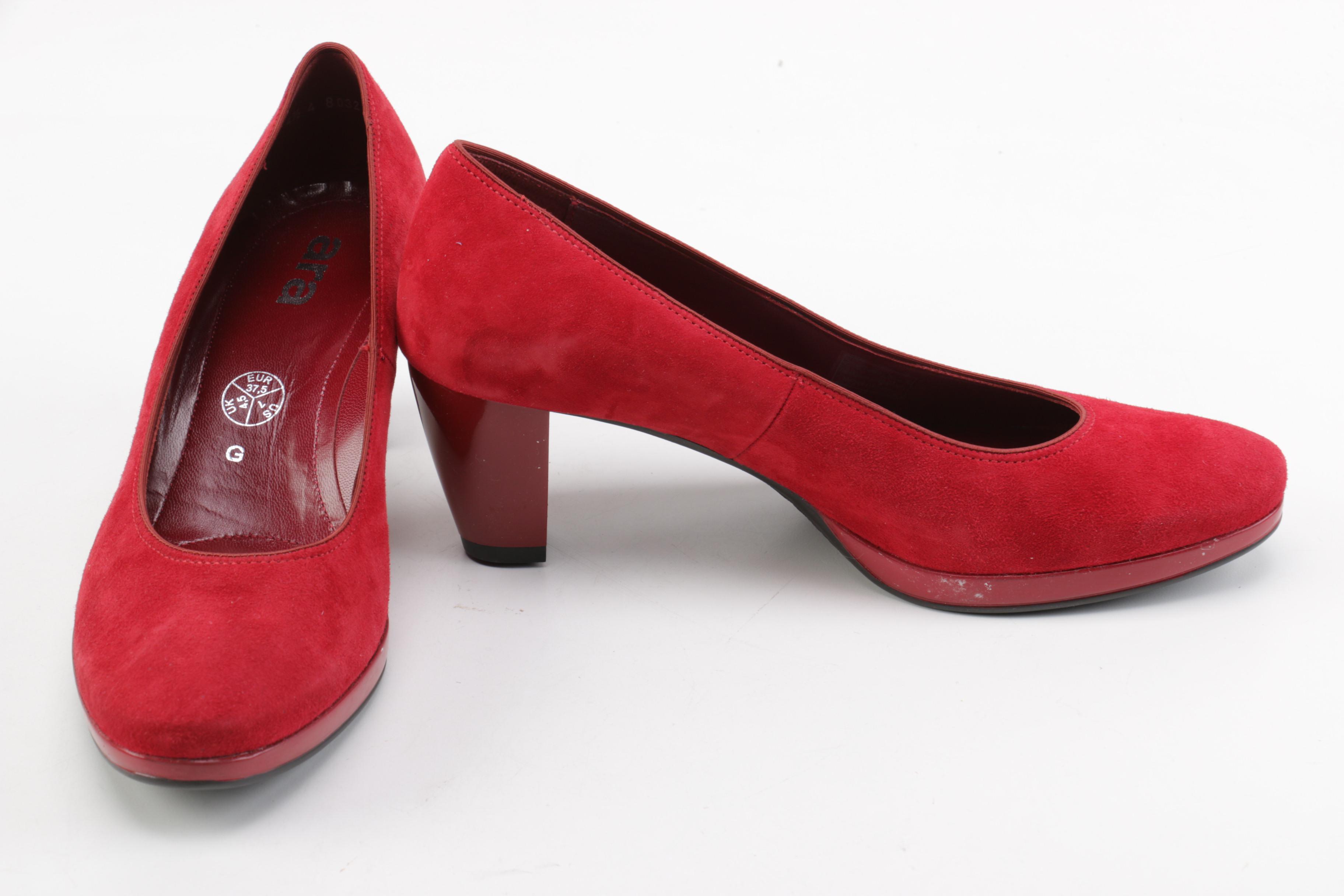 Sacha London and Ara Heels