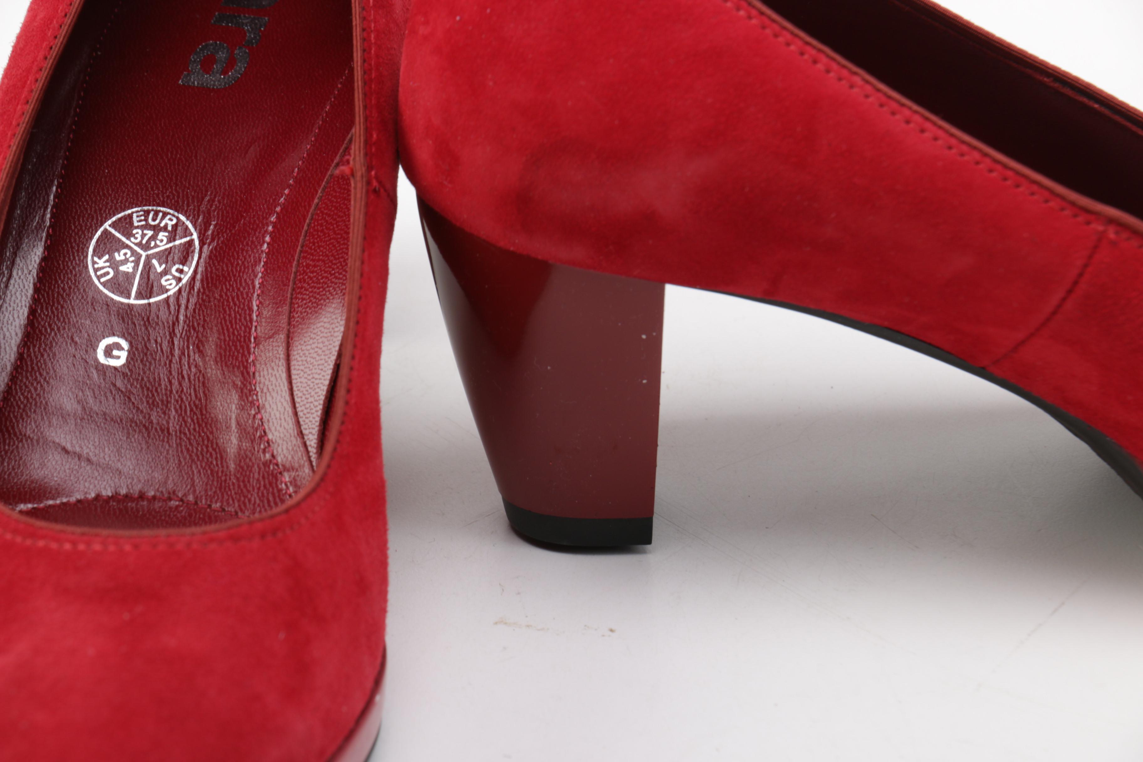 Sacha London and Ara Heels