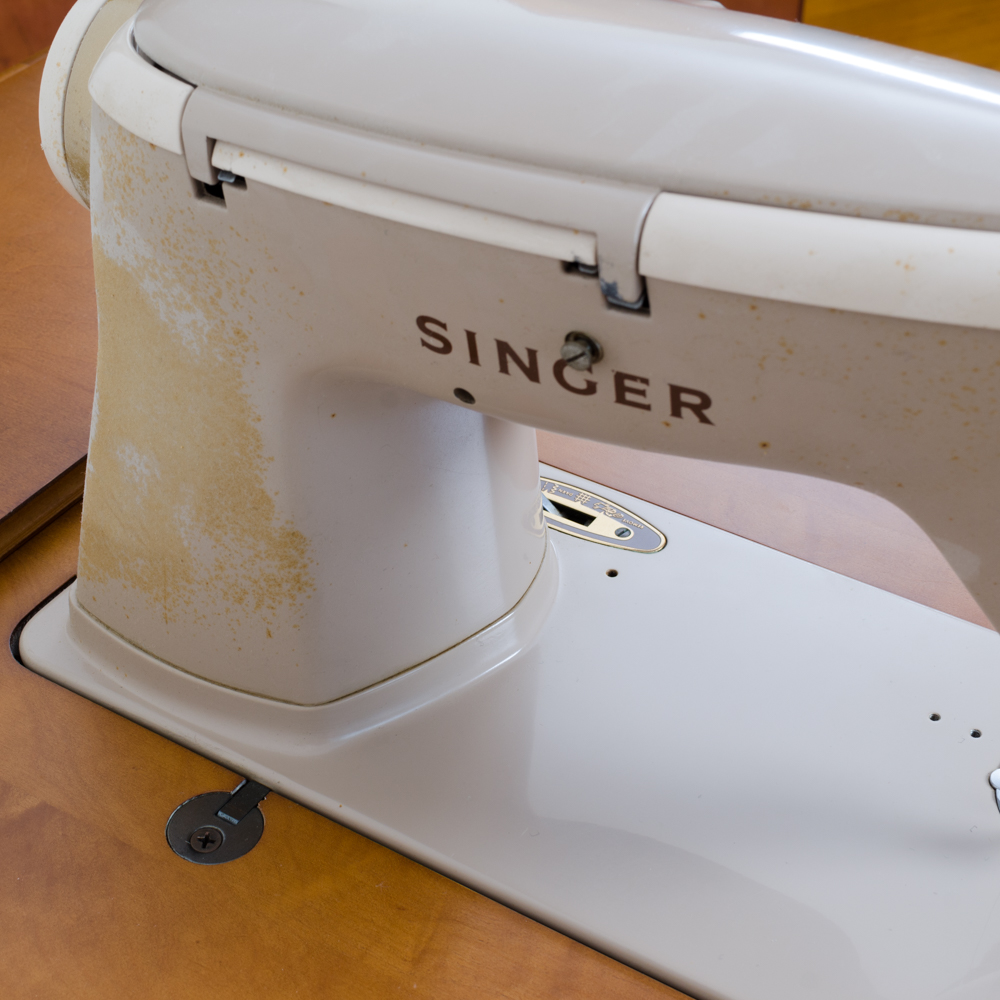 Singer "Slant-O-Matic 500" Sewing Machine with Cabinet