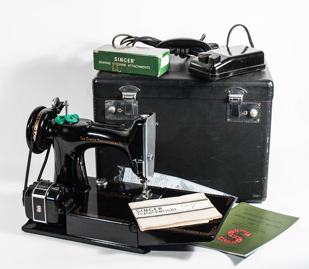 Vintage Featherweight 221 Singer Sewing Machine