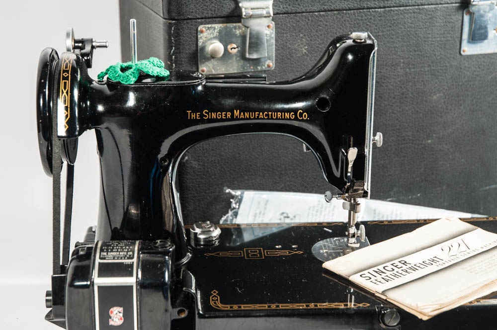 Vintage Featherweight 221 Singer Sewing Machine