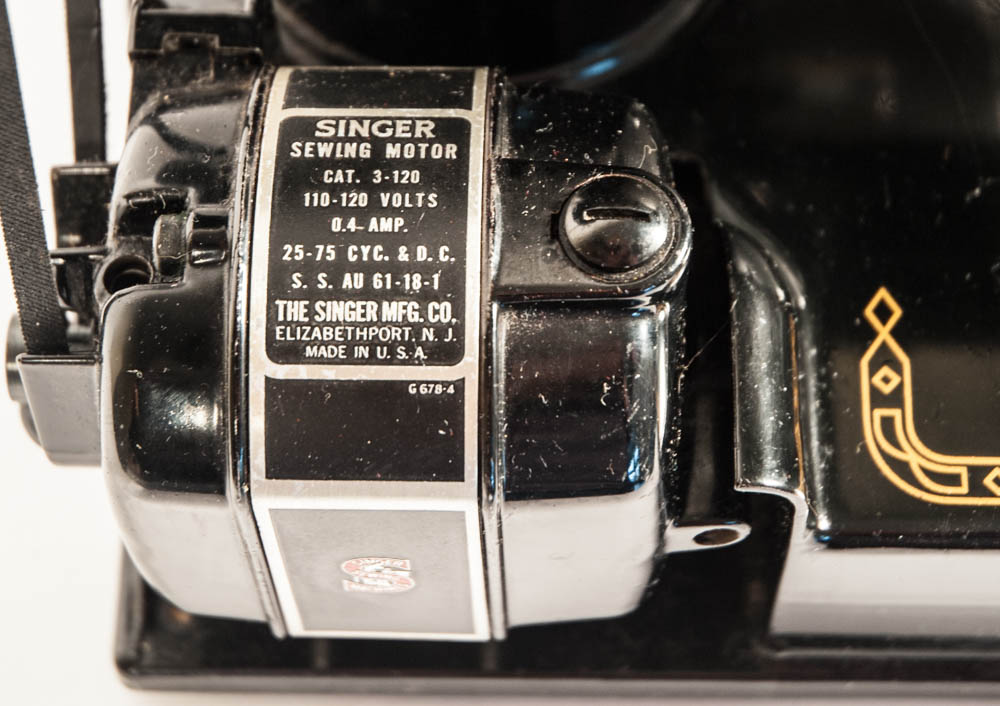 Vintage Featherweight 221 Singer Sewing Machine