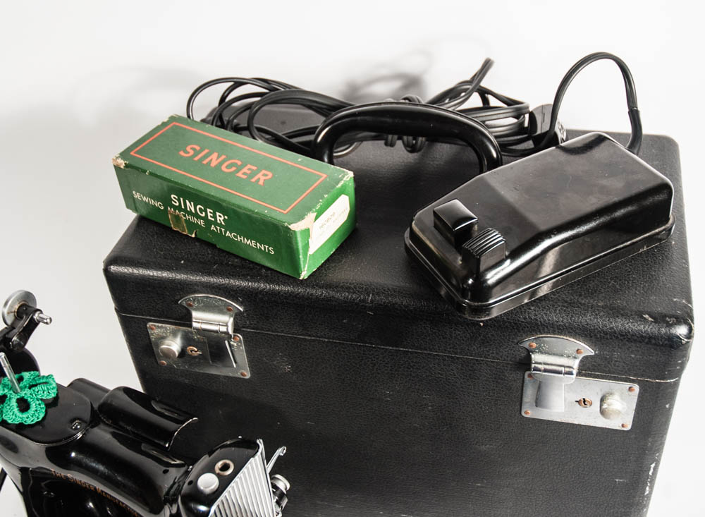 Vintage Featherweight 221 Singer Sewing Machine